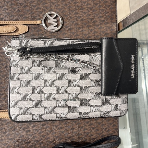 MICHAEL KORS JET SET ITEM LG 2 in 1 CARD CASE & WRISTLET
Black 
NWT - Picture 4 of 16